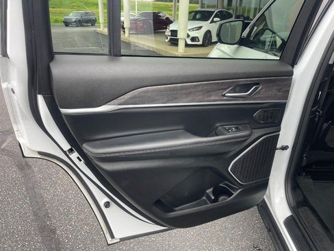 Used 2022 Jeep Grand Cherokee L Limited AWD/4WD image 23