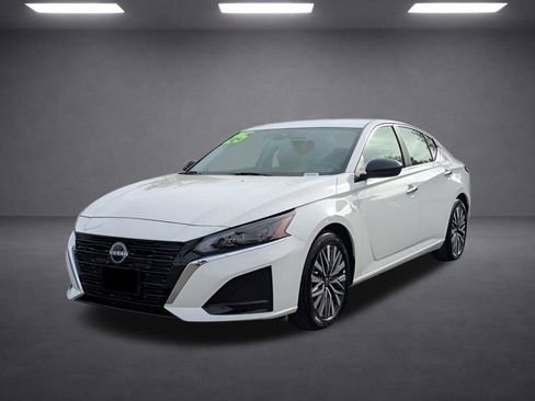 Used 2025 Nissan Altima 2.5 SV FWD image 2