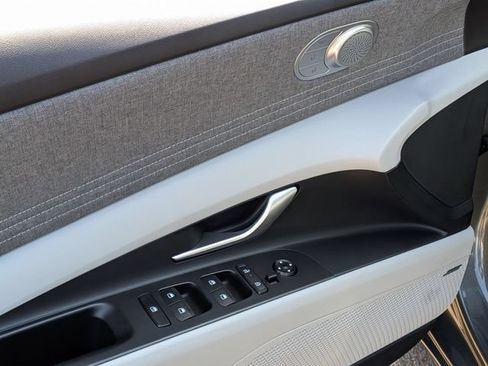 Used 2025 Hyundai Elantra Limited FWD image 9