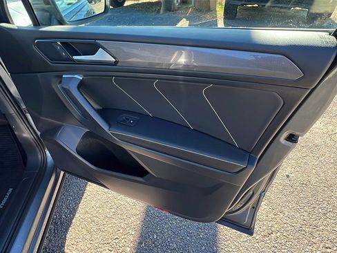 Used 2022 Volkswagen Tiguan SE w/ Panoramic Sunroof Package image 15