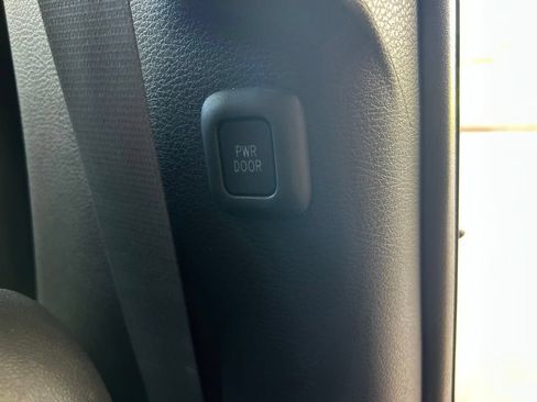 Used 2025 Toyota Sienna XLE FWD image 35