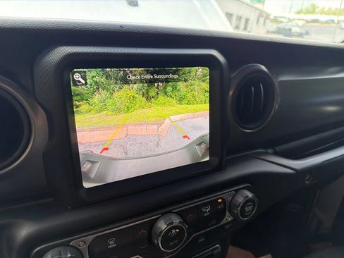 Used 2023 Jeep Gladiator Sport AWD/4WD image 16