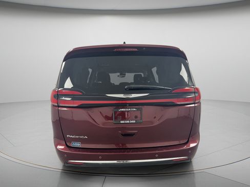 Used 2023 Chrysler Pacifica Touring-L FWD image 7