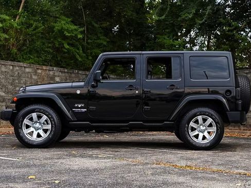 Used 2018 Jeep Wrangler Unlimited Sahara w/ Connectivity Group AWD/4WD image 10