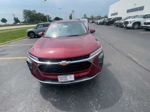 Used 2025 Chevrolet Trax LT FWD image 5