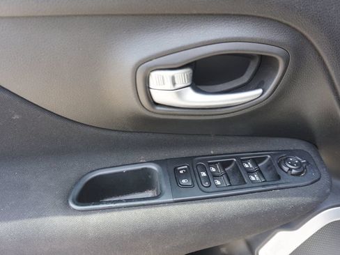 Used 2021 Jeep Renegade Latitude FWD image 4
