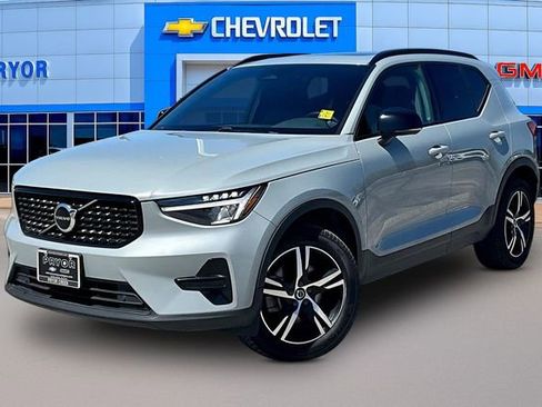 Used 2024 Volvo XC40 B5 Core AWD/4WD image 3