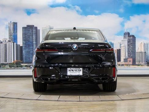 Used 2025 BMW 760i xDrive w/ Premium Package image 11