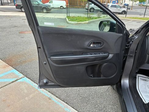 Used 2019 Honda HR-V LX image 9