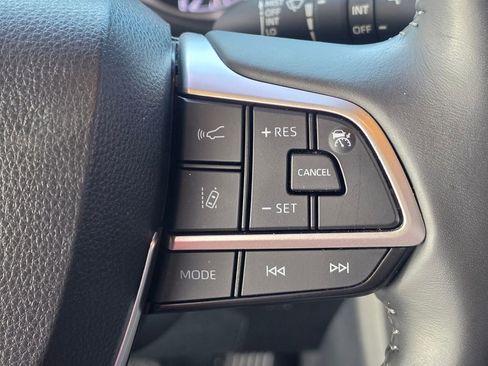 Used 2022 Toyota Highlander XLE AWD/4WD image 18