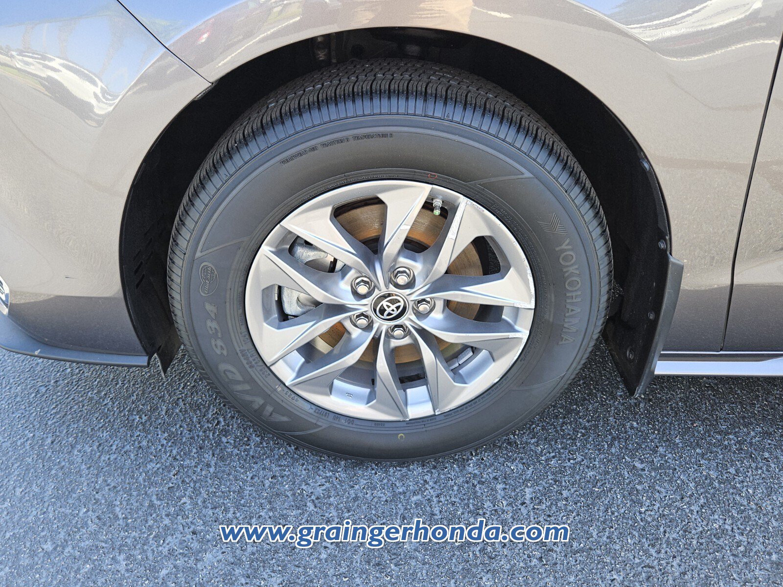 Used 2024 Toyota Sienna XLE w/ XLE Plus Package FWD image 9