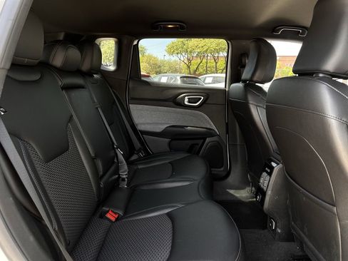 Used 2025 Jeep Compass Latitude image 32