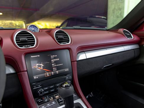 Certified 2022 Porsche 718 Boxster Spyder RWD image 38