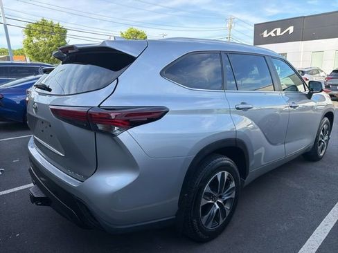 Used 2024 Toyota Highlander XLE AWD/4WD image 3
