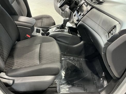 Used 2020 Nissan Rogue SV image 18