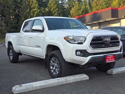 Used 2018 Toyota Tacoma SR5 AWD/4WD image 3