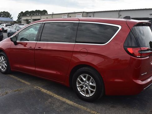 Used 2025 Chrysler Pacifica Select FWD image 6