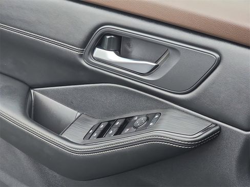 Used 2023 Nissan Rogue SV w/ SV Premium B Package image 31