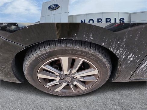 Used 2021 Nissan Versa SV image 3