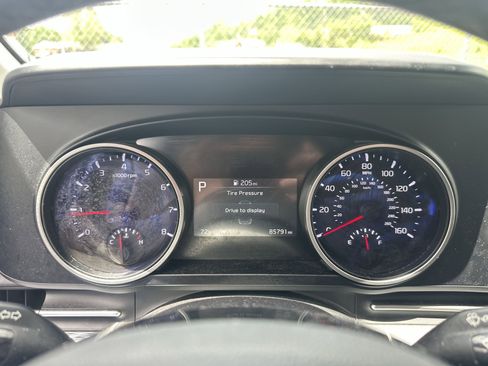 Used 2024 Kia Carnival LX FWD image 22