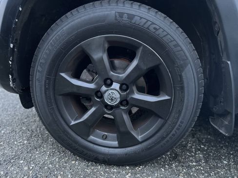 Used 2010 Toyota RAV4 Limited AWD/4WD image 32