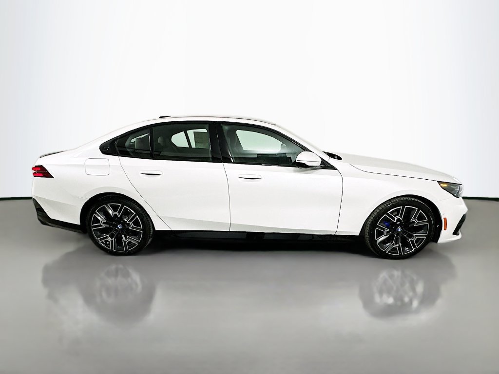 Used 2027 BMW 550e xDrive AWD/4WD image 4