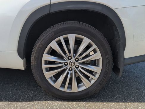 Used 2020 Toyota Highlander Platinum image 11