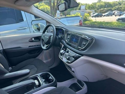 Certified 2020 Chrysler Pacifica Touring FWD image 40
