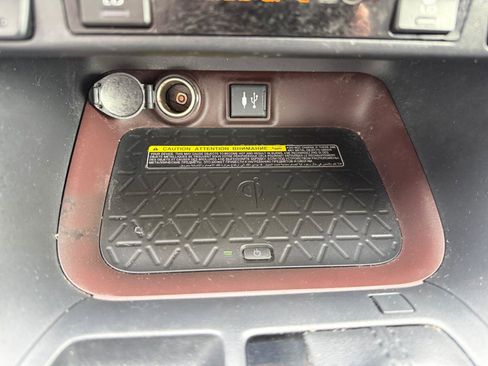 Used 2019 Toyota RAV4 Limited FWD image 33