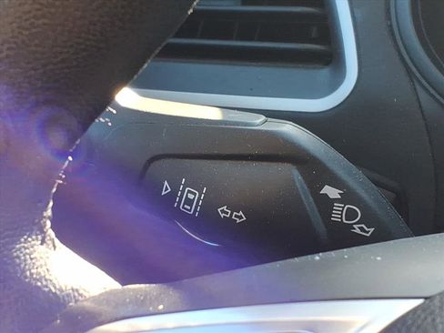 Used 2023 Ford Edge SEL image 17