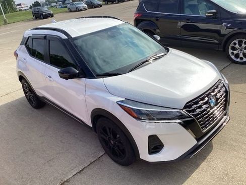 Used 2023 Nissan Kicks SR w/ SR Premium Package FWD image 8