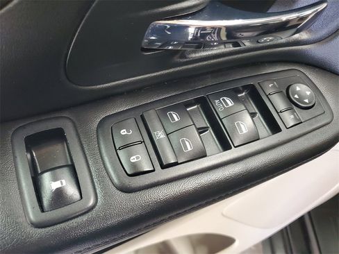 Used 2012 Dodge Grand Caravan SXT image 9