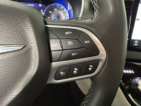 Used 2024 Chrysler Pacifica Touring-L FWD image 17