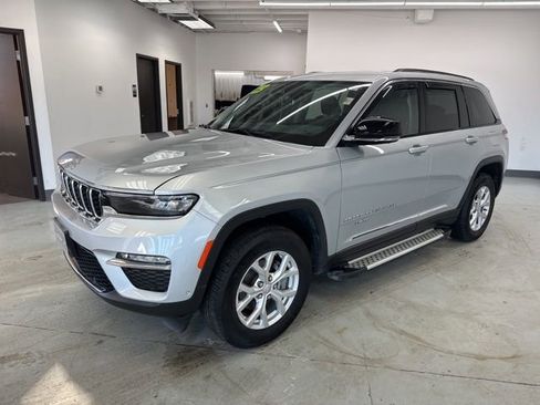 Used 2023 Jeep Grand Cherokee Limited w/ Luxury Tech Group II image 4