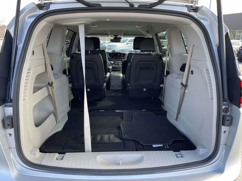 Used 2022 Chrysler Pacifica Touring-L image 27