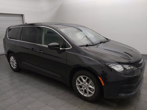 Used 2023 Chrysler Voyager LX FWD image 11