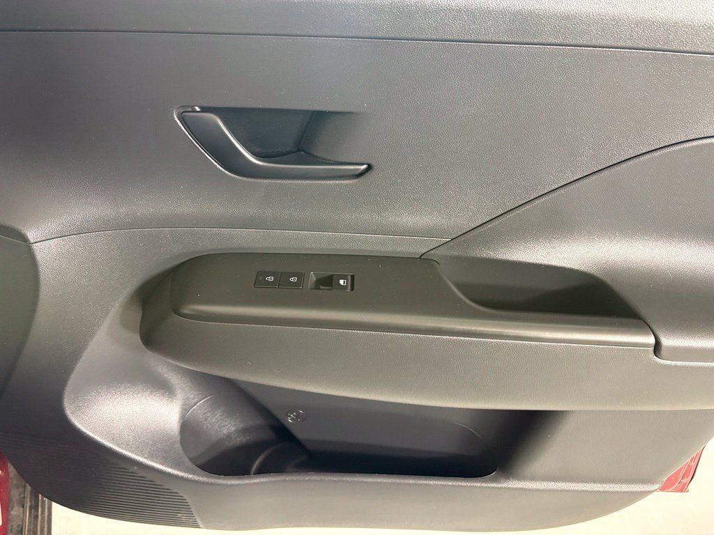 Used 2025 Hyundai Kona SEL FWD image 12