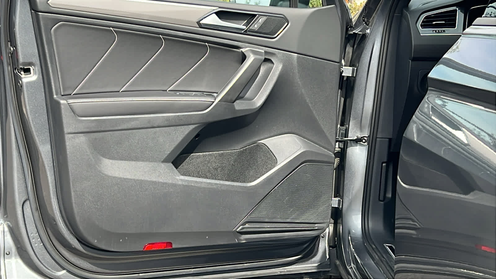 Certified 2023 Volkswagen Tiguan SE R-Line FWD image 23