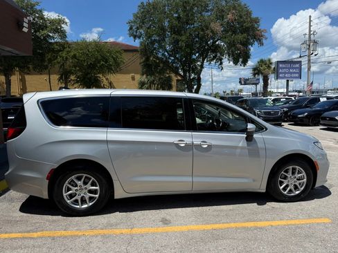 Used 2023 Chrysler Pacifica Touring-L FWD image 5