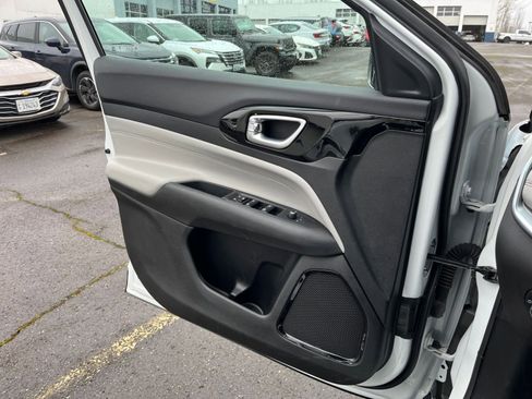 Used 2025 Jeep Compass Limited image 20