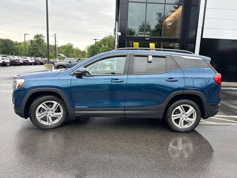 Used 2020 GMC Terrain SLE w/ Driver Convenience Package AWD/4WD image 2