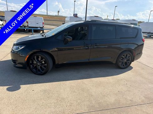 Used 2019 Chrysler Pacifica Touring-L Plus w/ Advanced Safetytec Group FWD image 2