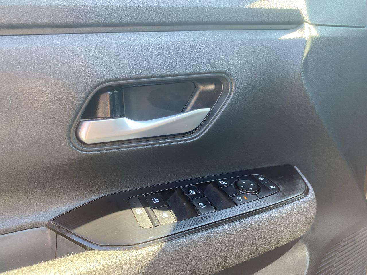 Used 2025 Nissan Kicks SV FWD image 9