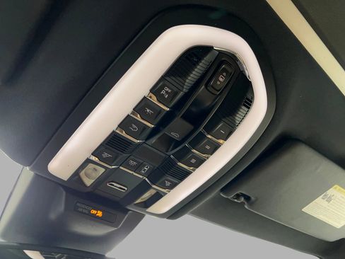 Used 2017 Porsche Macan S image 40