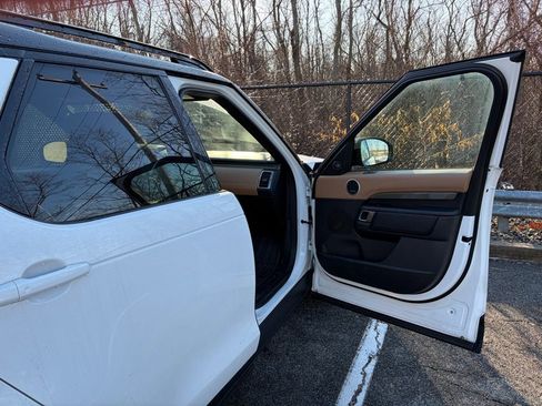 Certified 2024 Land Rover Discovery Metropolitan Edition image 14