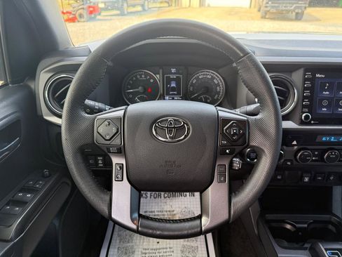 Used 2022 Toyota Tacoma TRD Off-Road image 16