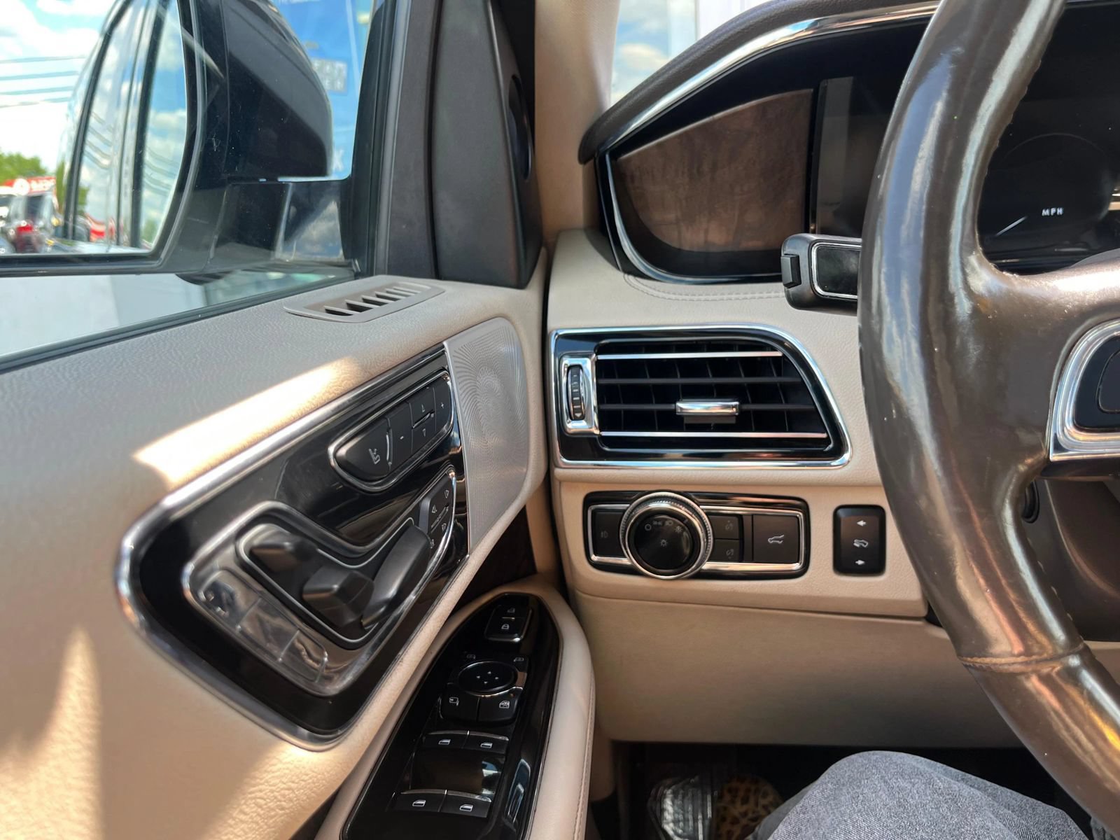 Used 2020 Lincoln Navigator Reserve w/ Luxury Package RWD image 18