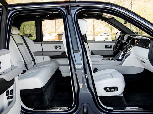 Certified 2024 Rolls-Royce Cullinan w/ Cullinan Package image 30