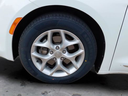 Used 2019 Chrysler Pacifica Touring-L Plus w/ Tire & Wheel Group FWD image 10