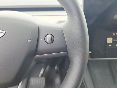 Used 2025 Tesla Model Y Long Range image 14